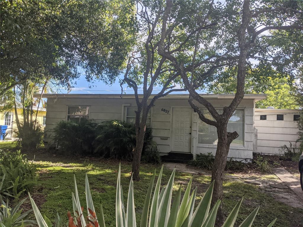 Property Photo: 6827 Meadowlawn Drive N FL 33702
