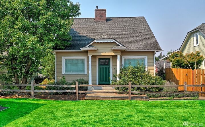 Property Photo:  1217 Donovan Lane  WA 98201 