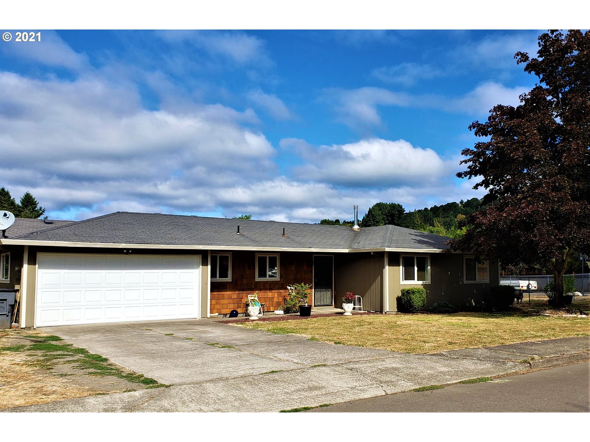 Property Photo:  454 NE Elm St  OR 97378 