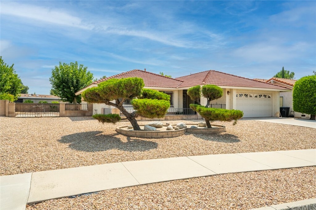 Property Photo:  1815 Silver Oak Way  CA 92545 