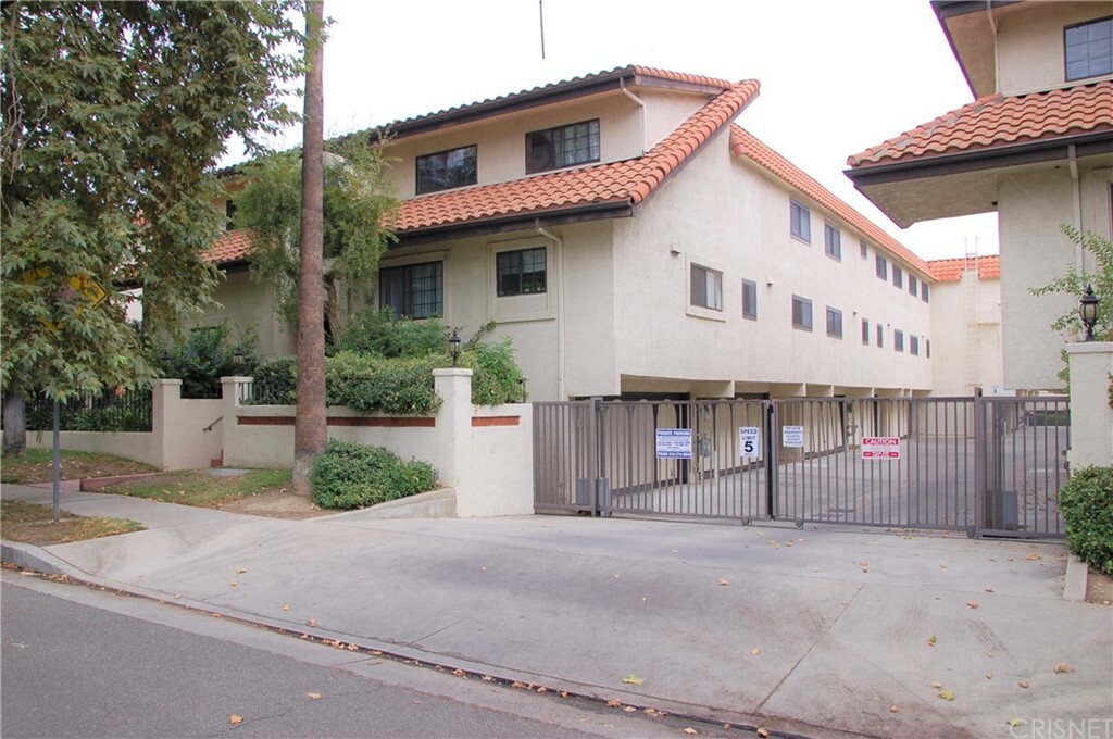 Property Photo: 6930 De Celis Place 40 CA 91406