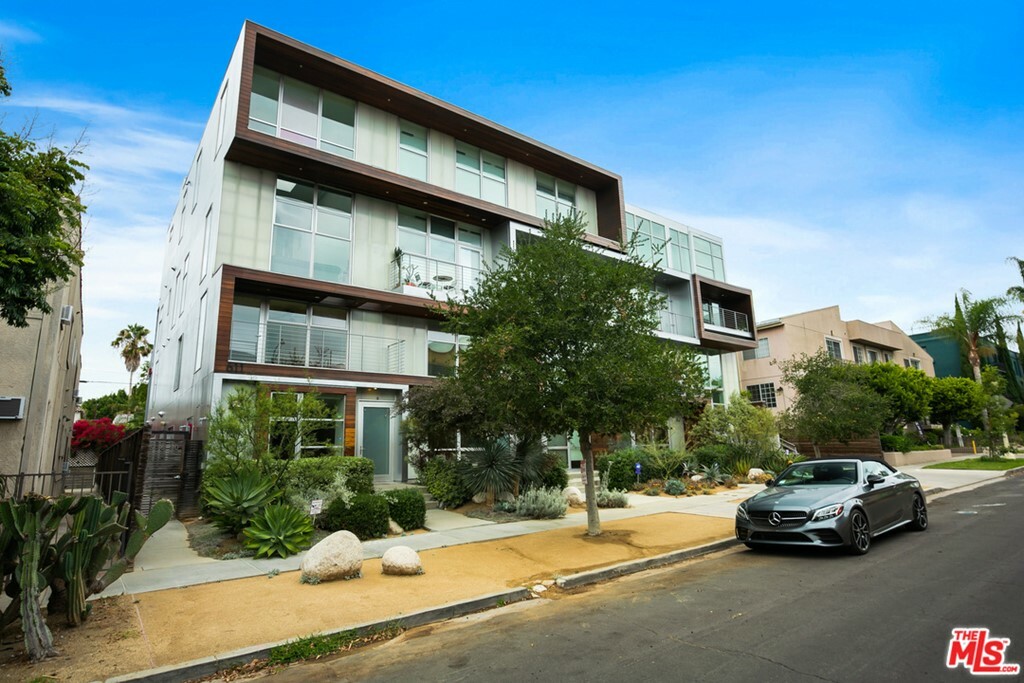 Property Photo:  611 N Bronson Avenue 5  CA 90004 