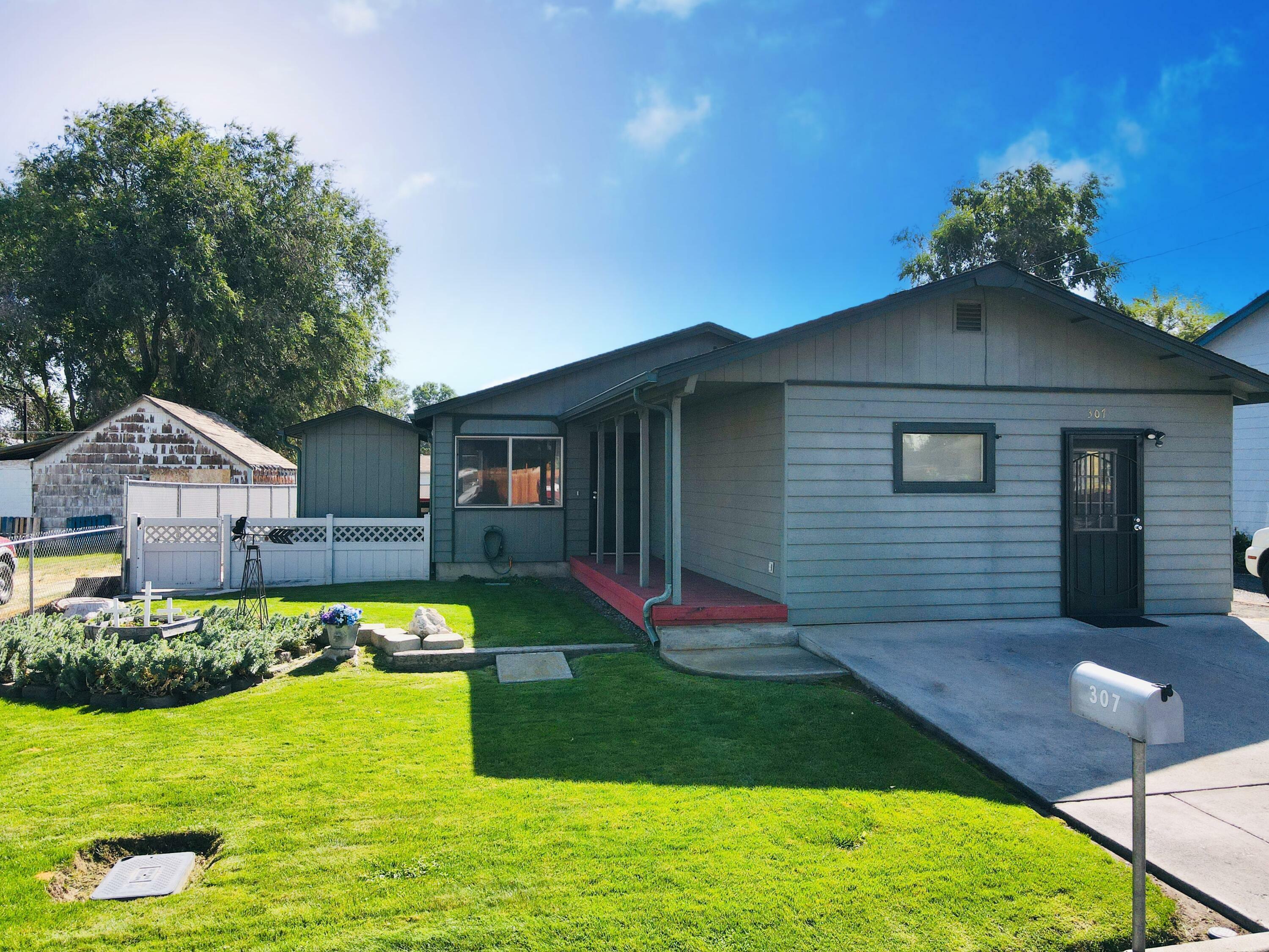 Property Photo:  307 SE 8th Street  OR 97741 