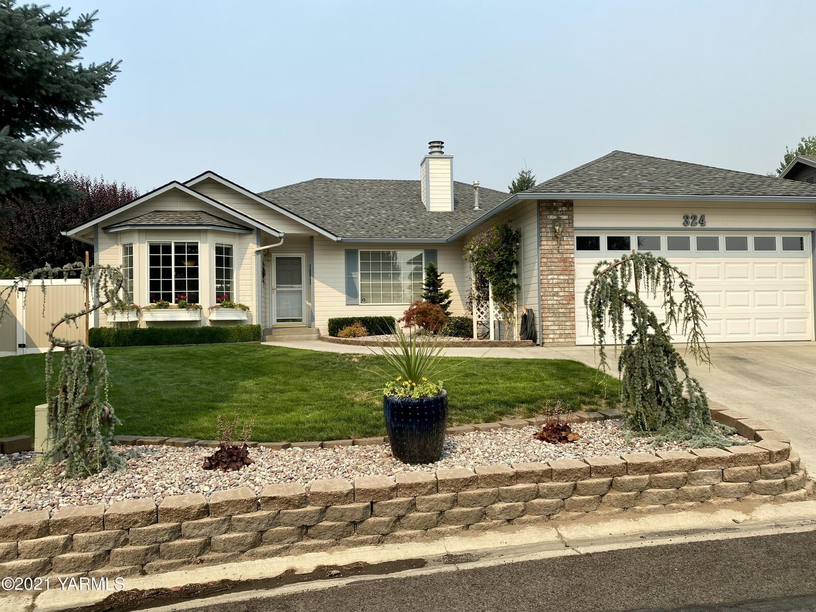 Property Photo: 324 S 76th Ave WA 98908