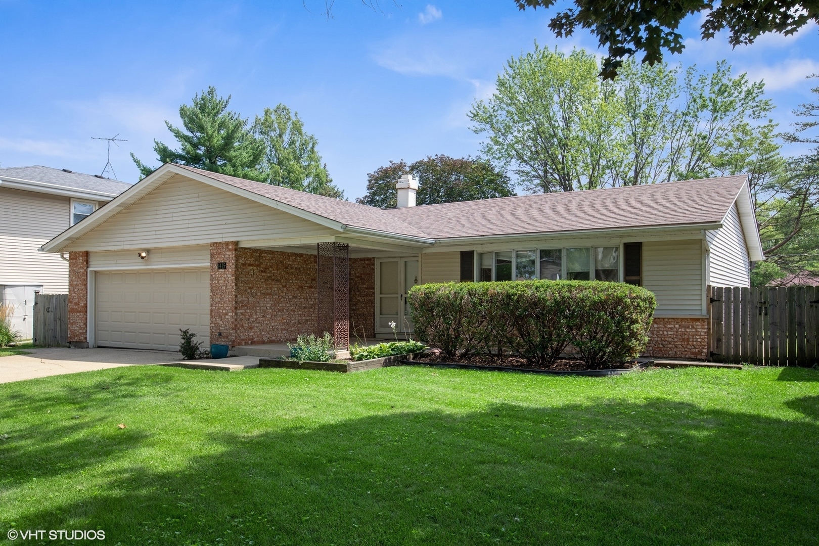 Property Photo:  1415 Columbine Drive  IL 60056 