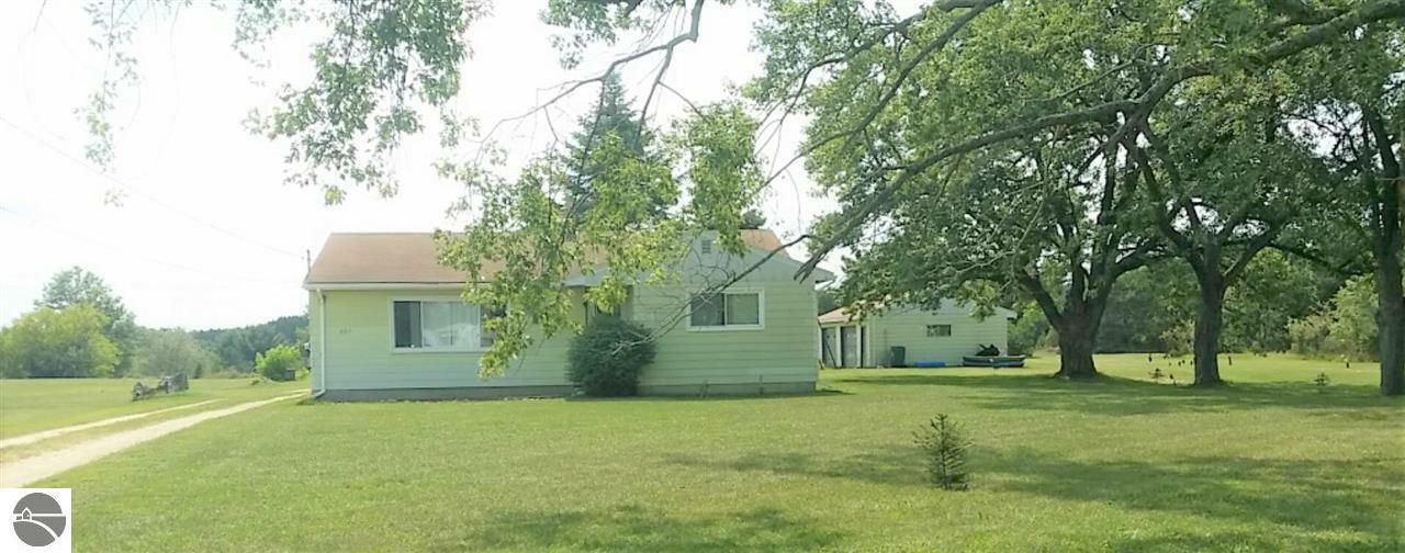 Property Photo:  881 W Maple  MI 49332 