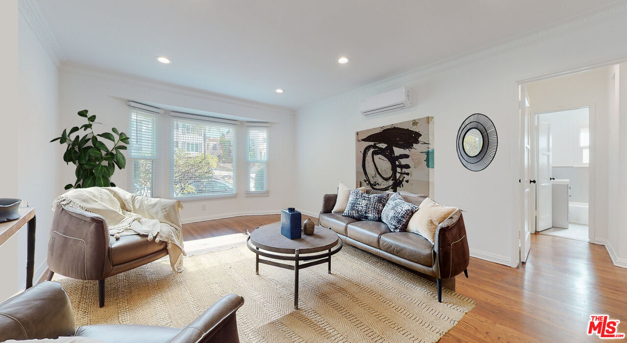 Property Photo:  3364   Rowena Ave  CA 90027 