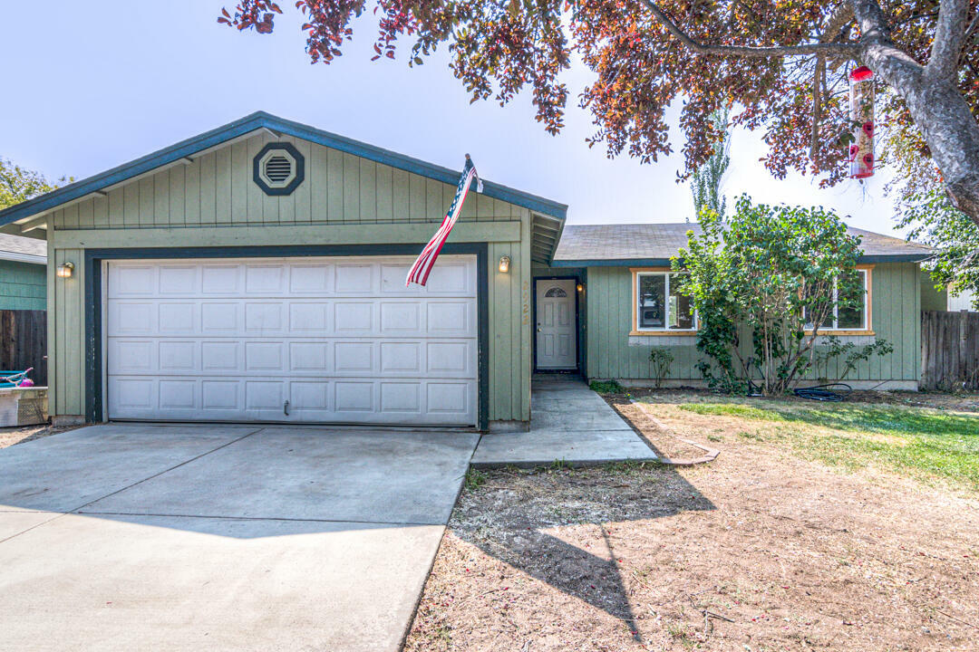 Property Photo:  2922 SW Metolius Avenue  OR 97756 