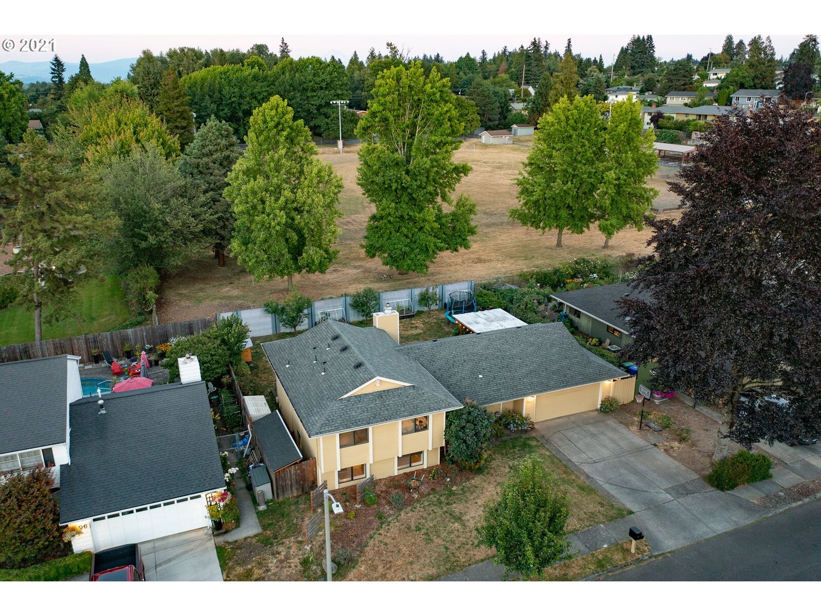 Property Photo: 3264 NE 158th Ave OR 97230