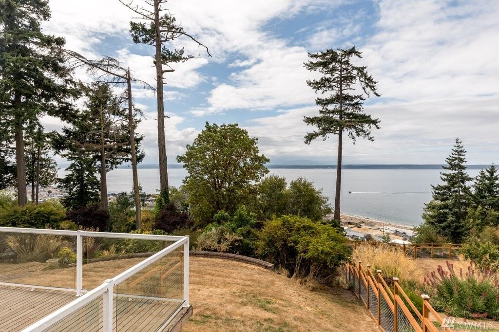 Property Photo:  3550 Marine View Dr  WA 98253 
