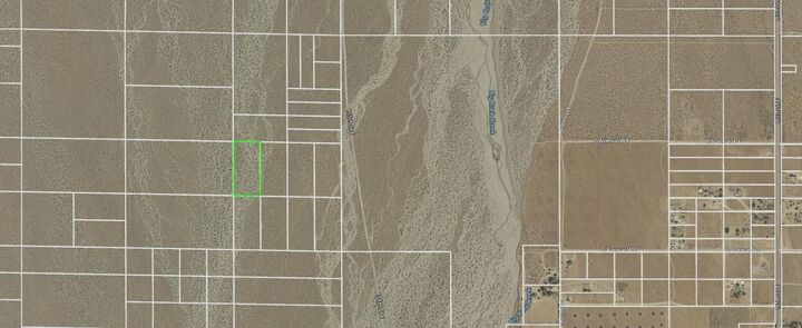 Property Photo:  Vic Avenue W4 154 Ste  CA 93591 