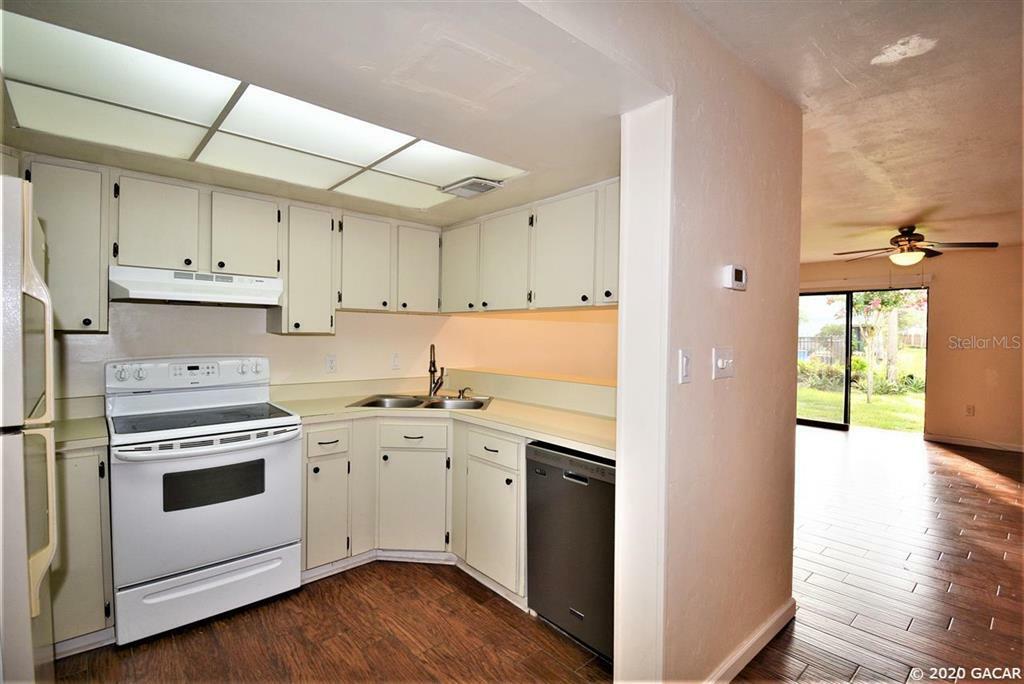 Property Photo:  1440 SW 25th Place  FL 32608 