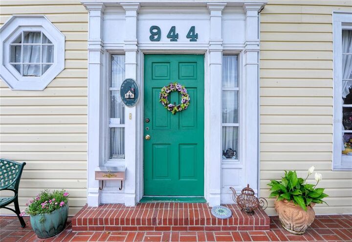 Property Photo: 944 E Silver Springs Boulevard FL 34470