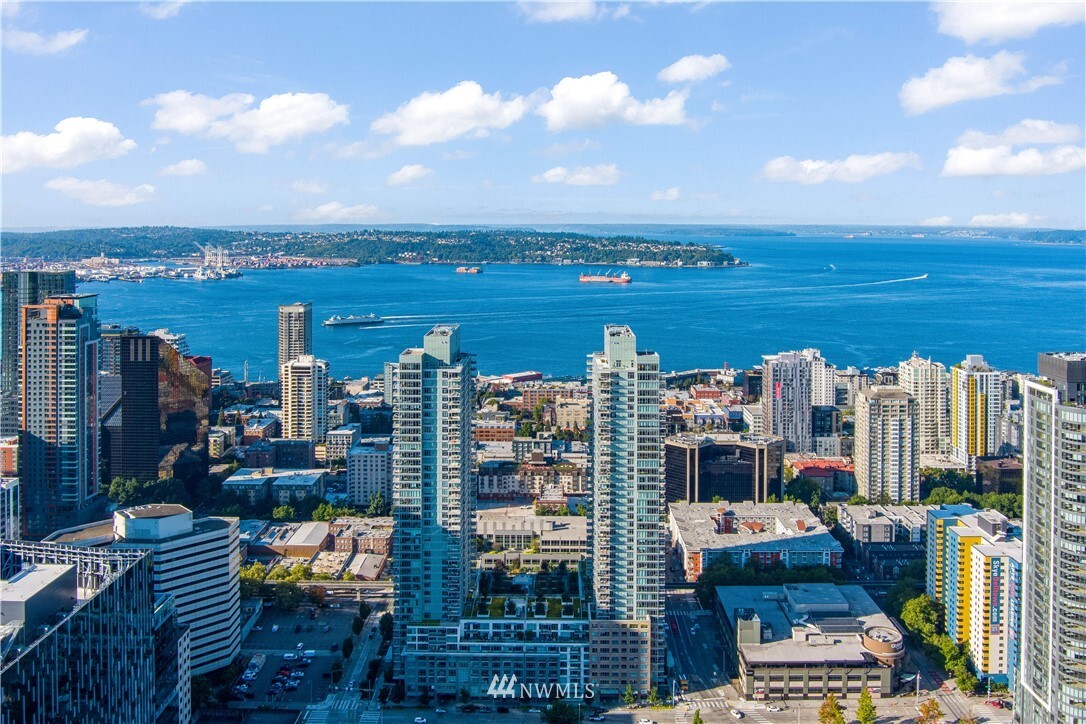 Property Photo: 588 Bell Street 1407S WA 98121