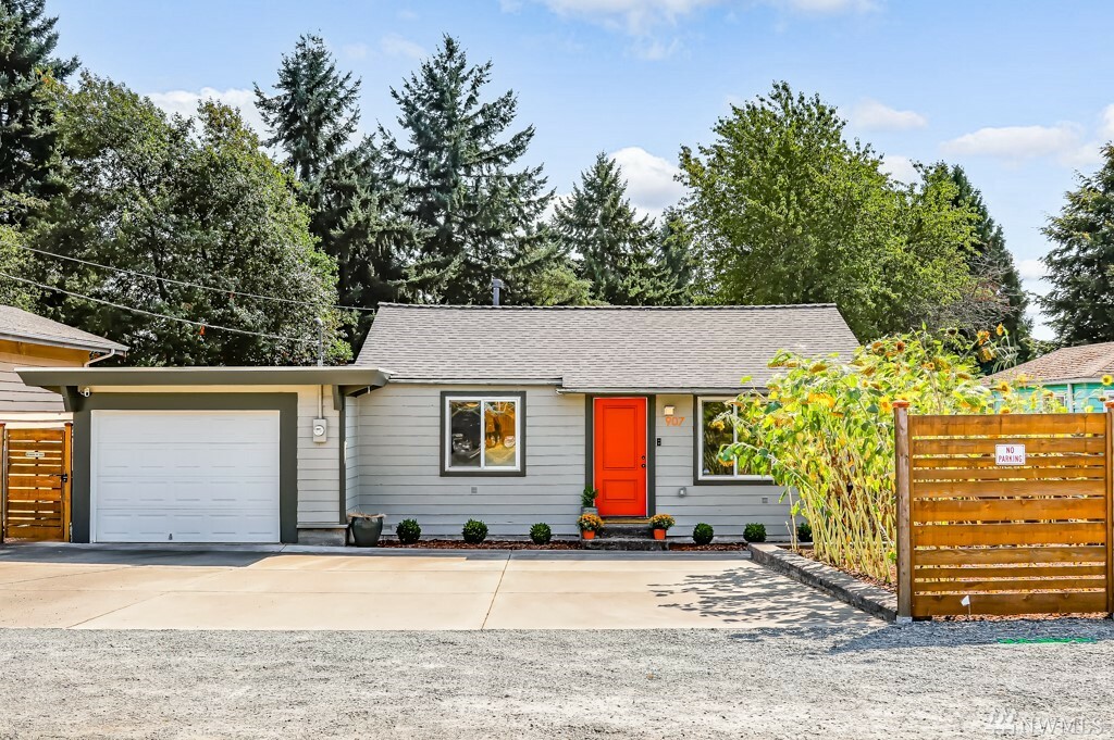 Property Photo:  907 S 194th St  WA 98148 