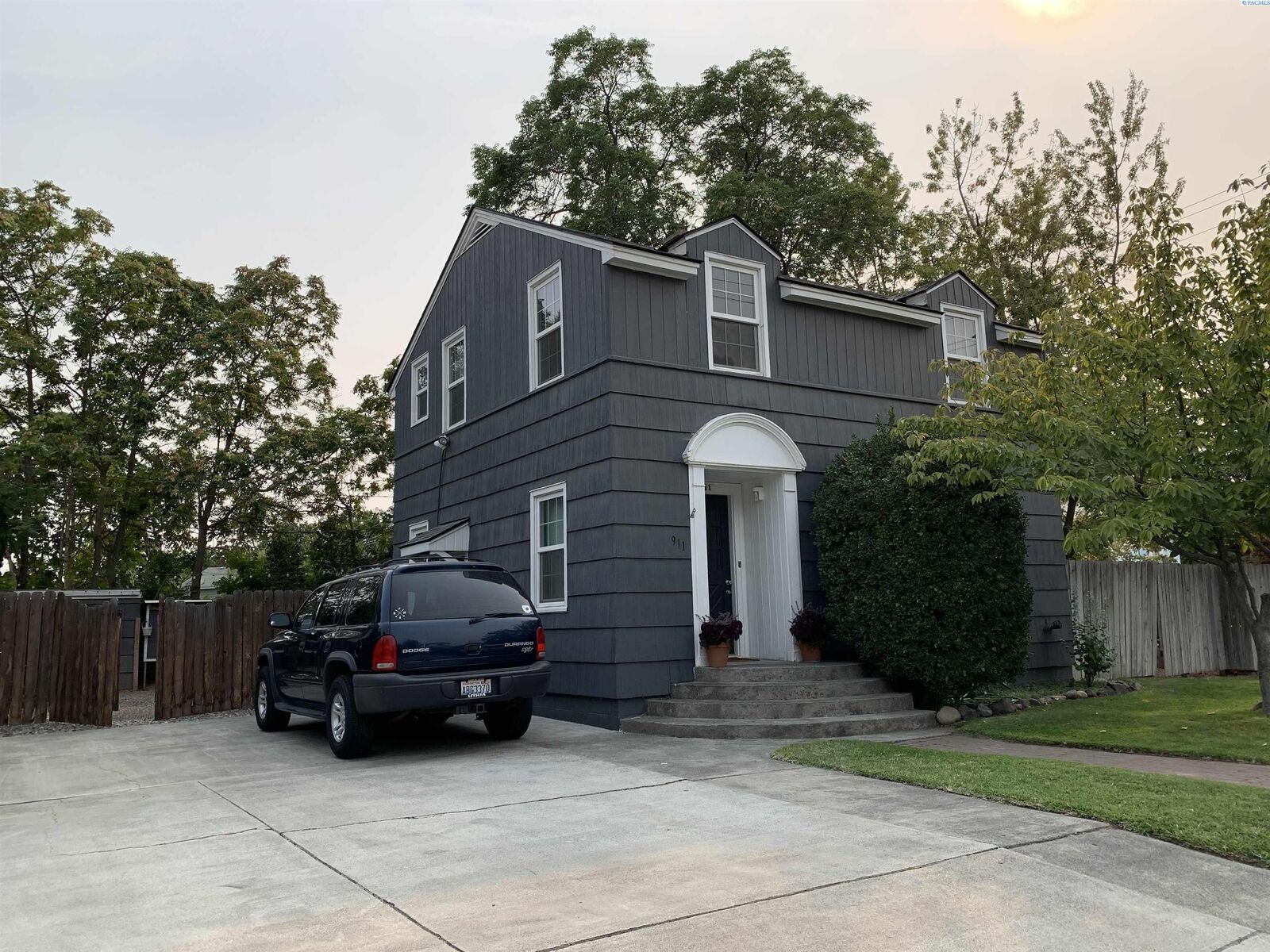 Property Photo:  911 Torbett St  WA 99354 