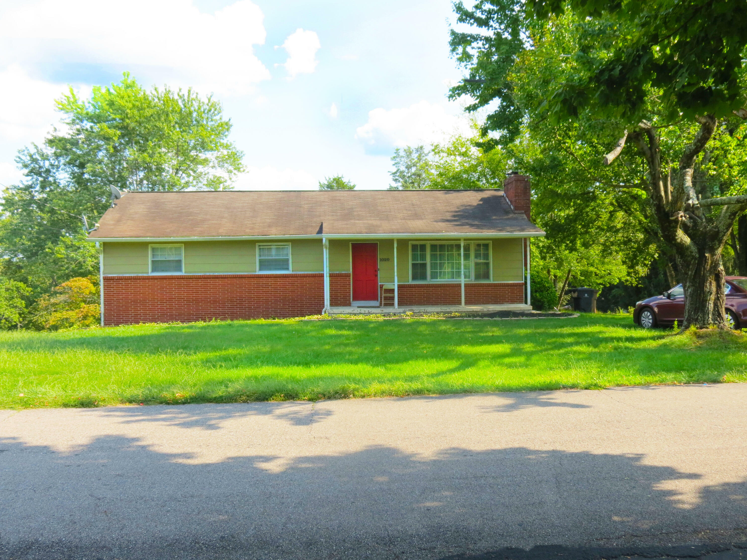 Property Photo:  1020 West Parkway Ave  TN 37912 