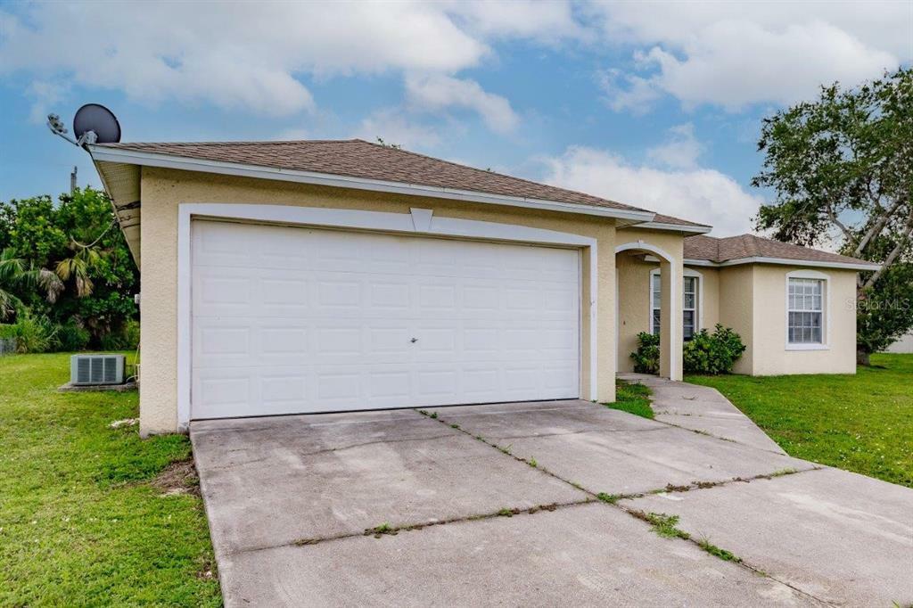 Property Photo:  206 NE 24th Avenue  FL 33909 