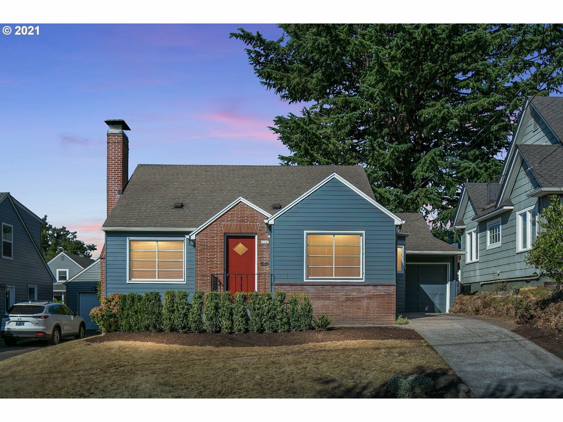 Property Photo: 2049 SE 30th Ave OR 97214