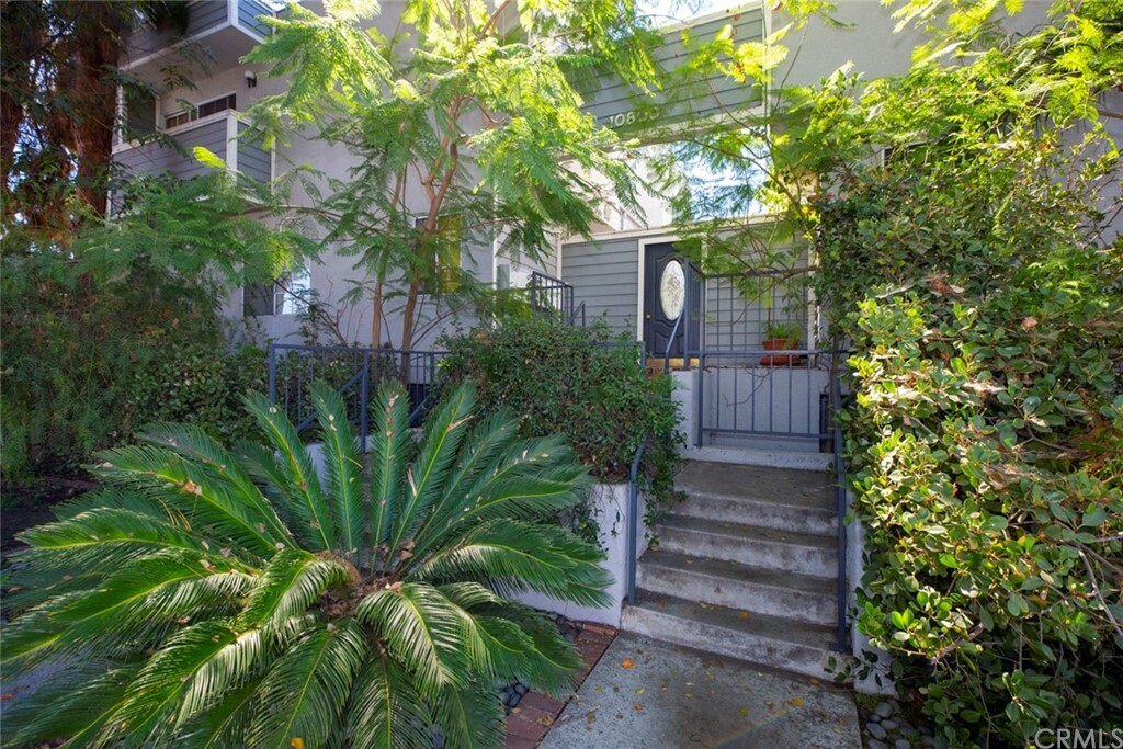 Property Photo:  10800 Peach Grove Street 3  CA 91601 