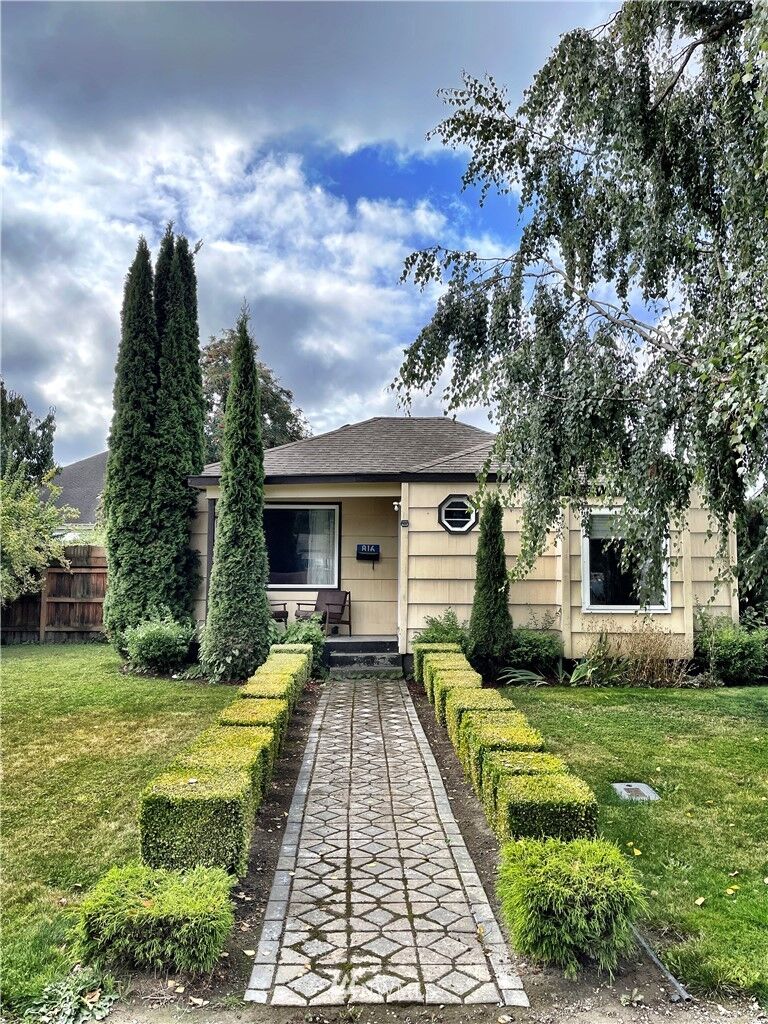 Property Photo: 816 E Victoria Avenue WA 98233