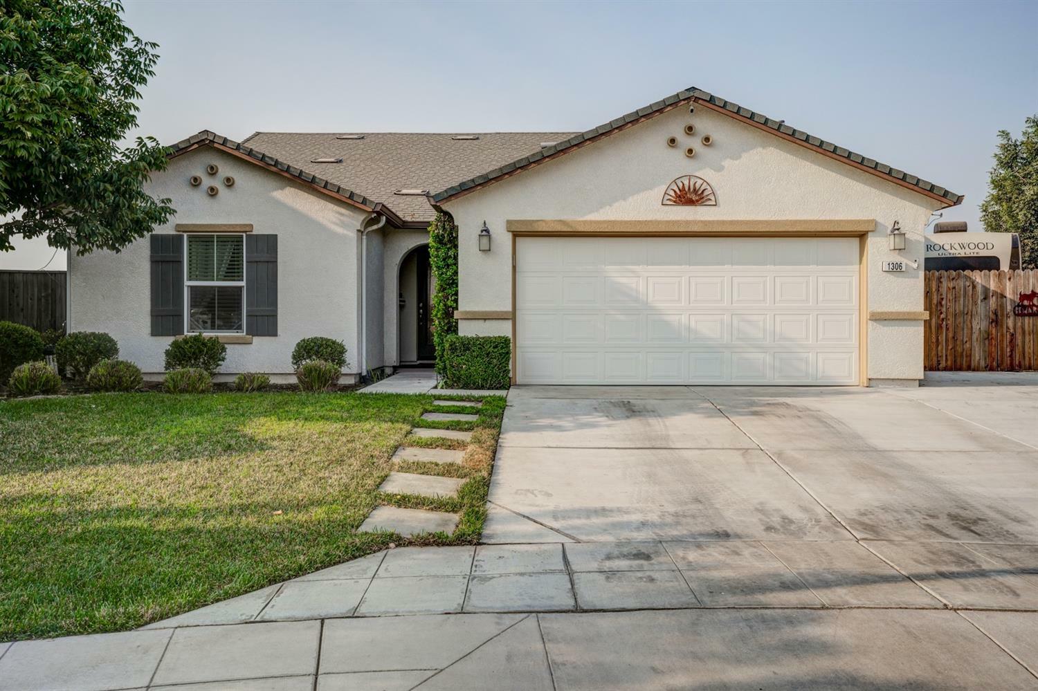 Property Photo:  1306 Coconut Avenue  CA 93638 