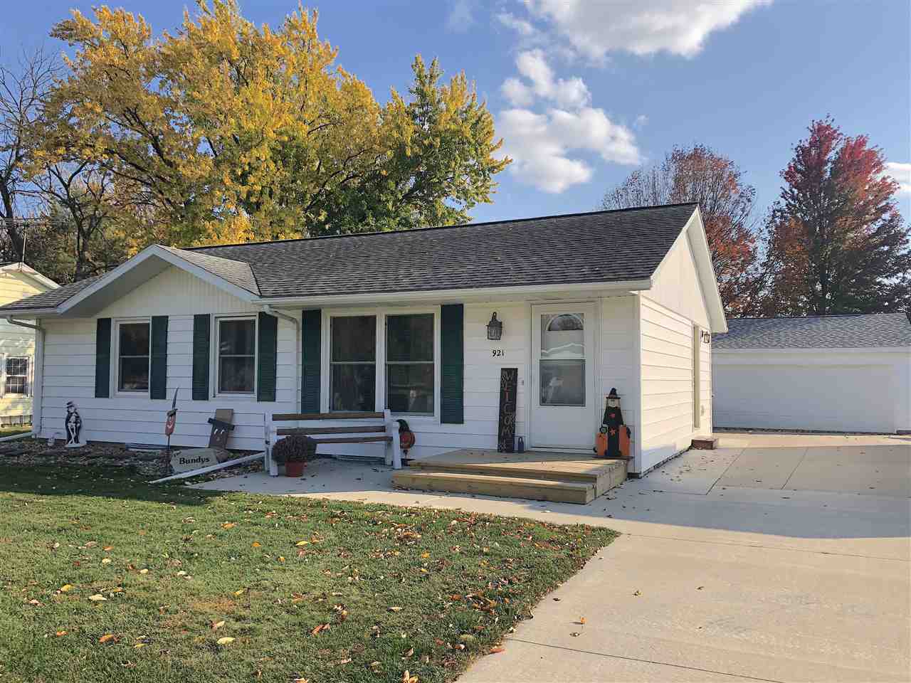 Property Photo:  921 Greenfield Avenue  IA 50677 