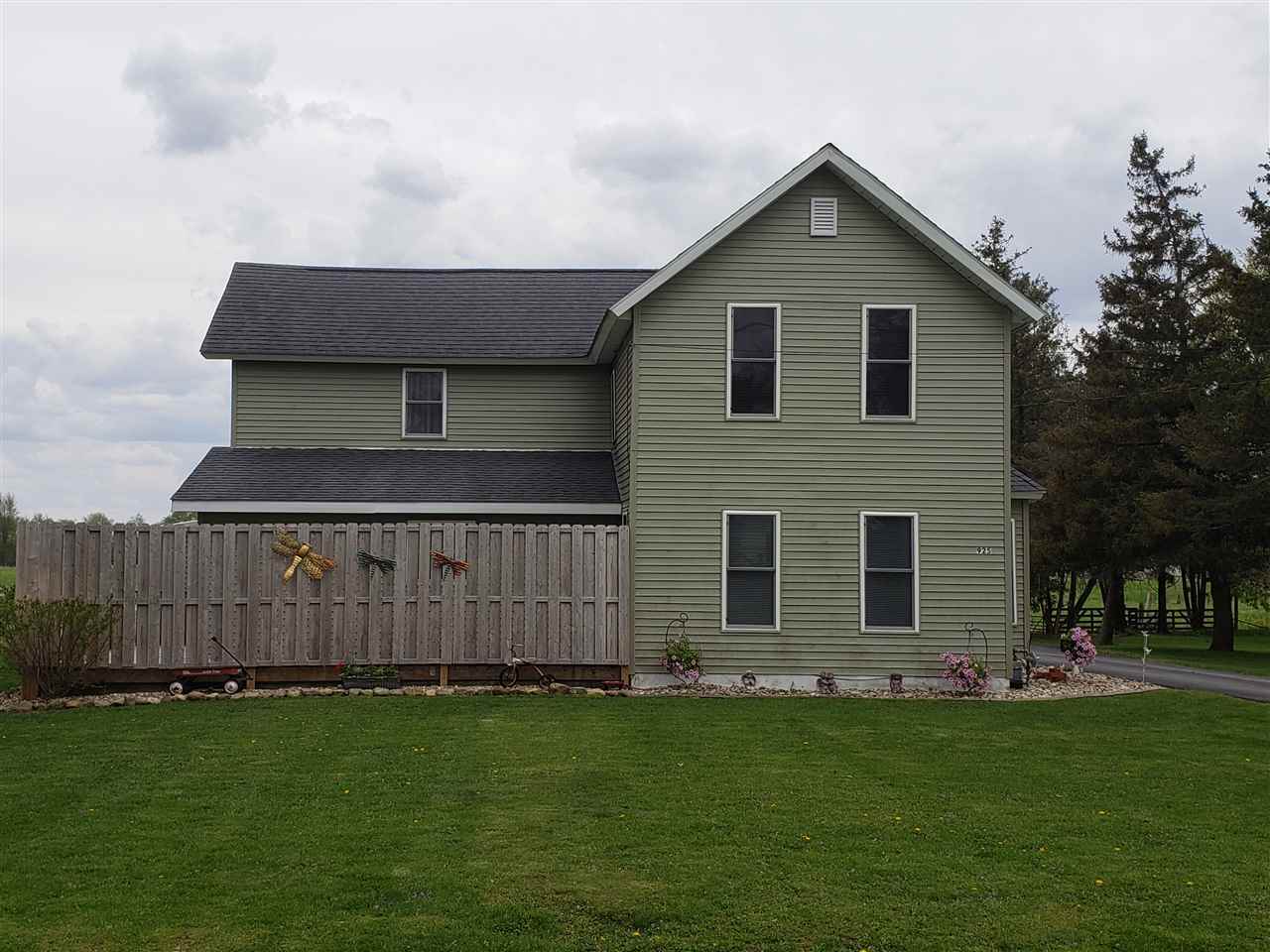 Property Photo:  925 Oak Street  IA 50650 