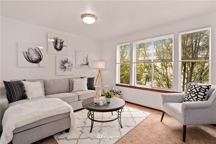 Property Photo: 924 N 199th St 932 WA 98133