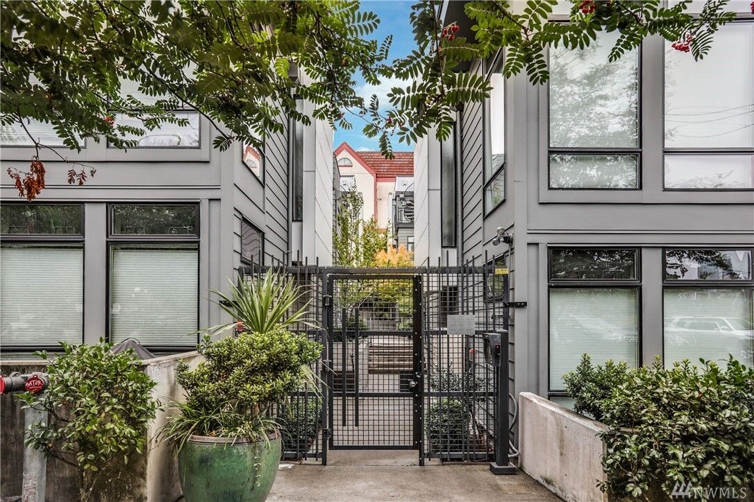 Property Photo:  1818 11th Ave C  WA 98122 