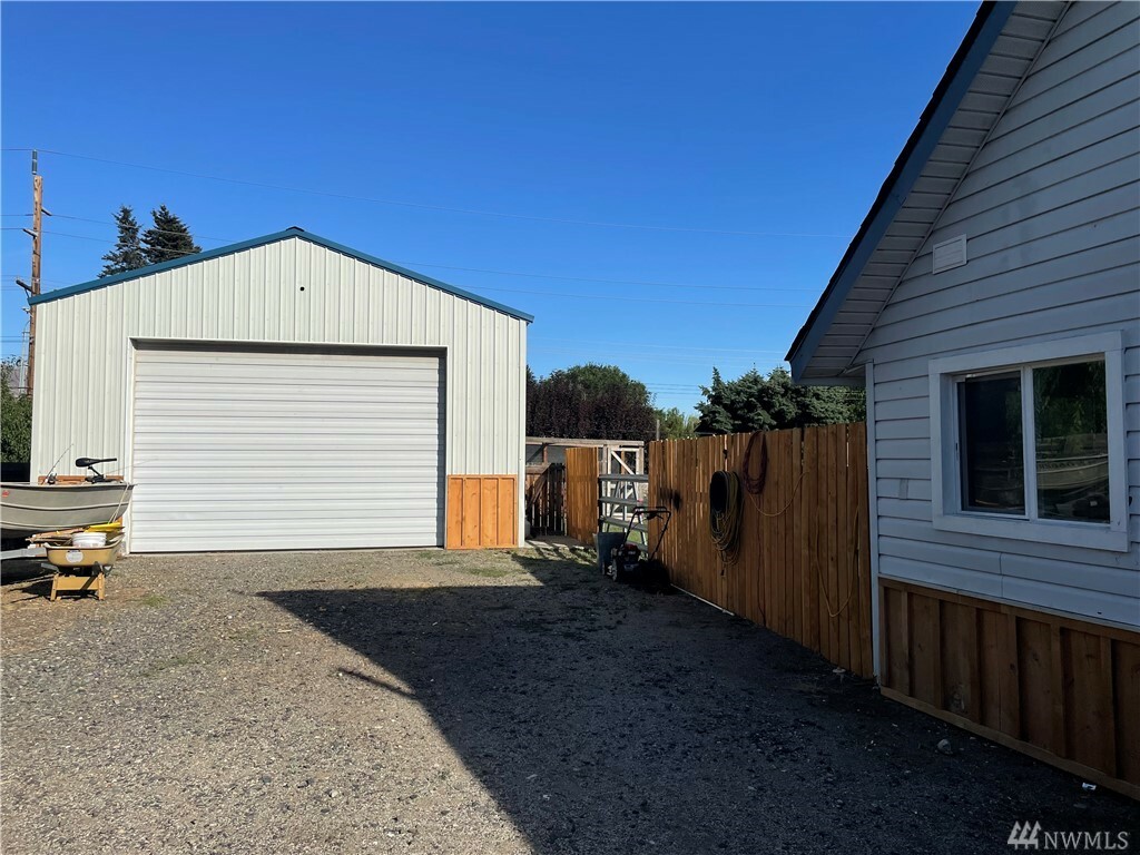 Property Photo:  2484 1st St NE  WA 98802 