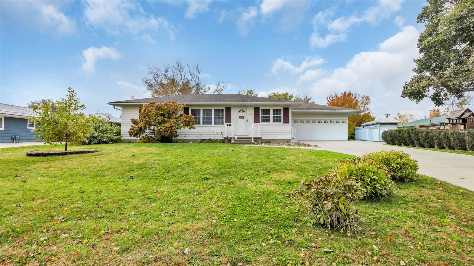 Property Photo:  218 Riverview Drive  IA 52349 