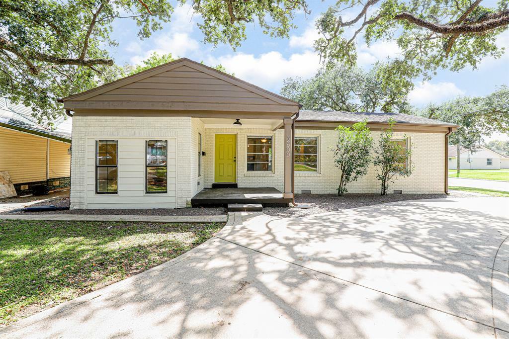 Property Photo:  2600 Cos Street  TX 77575 