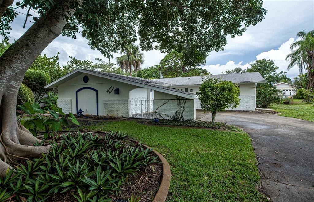Property Photo: 1400 Nokomis Avenue S FL 34285