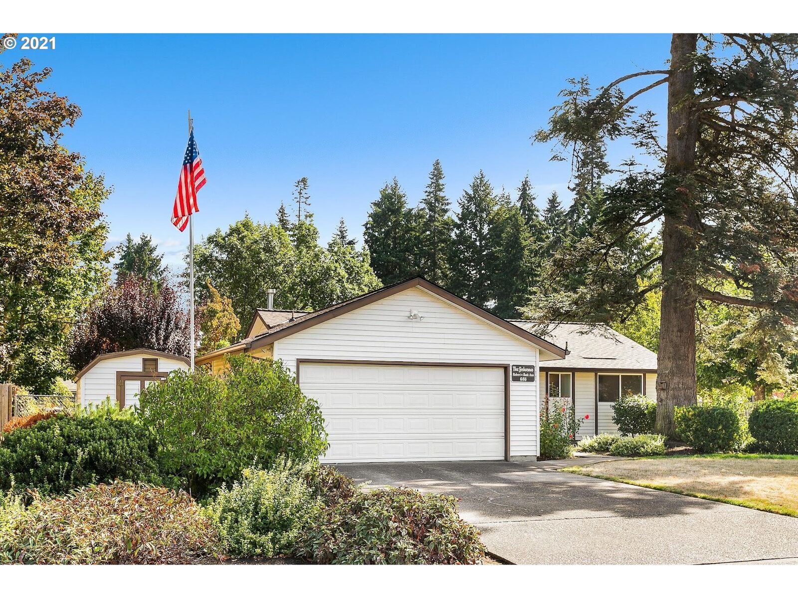 Property Photo:  686 SE 40th Ct  OR 97123 