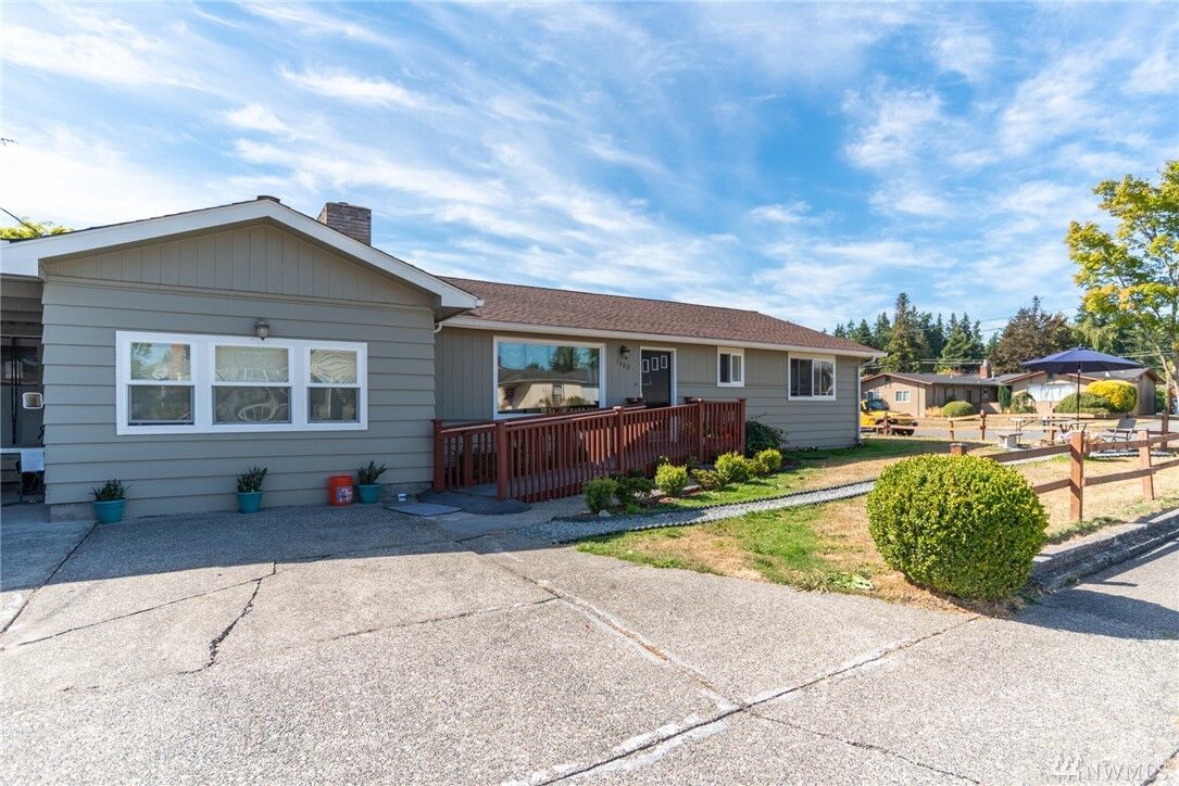 Property Photo: 1402 Fowler St WA 98273