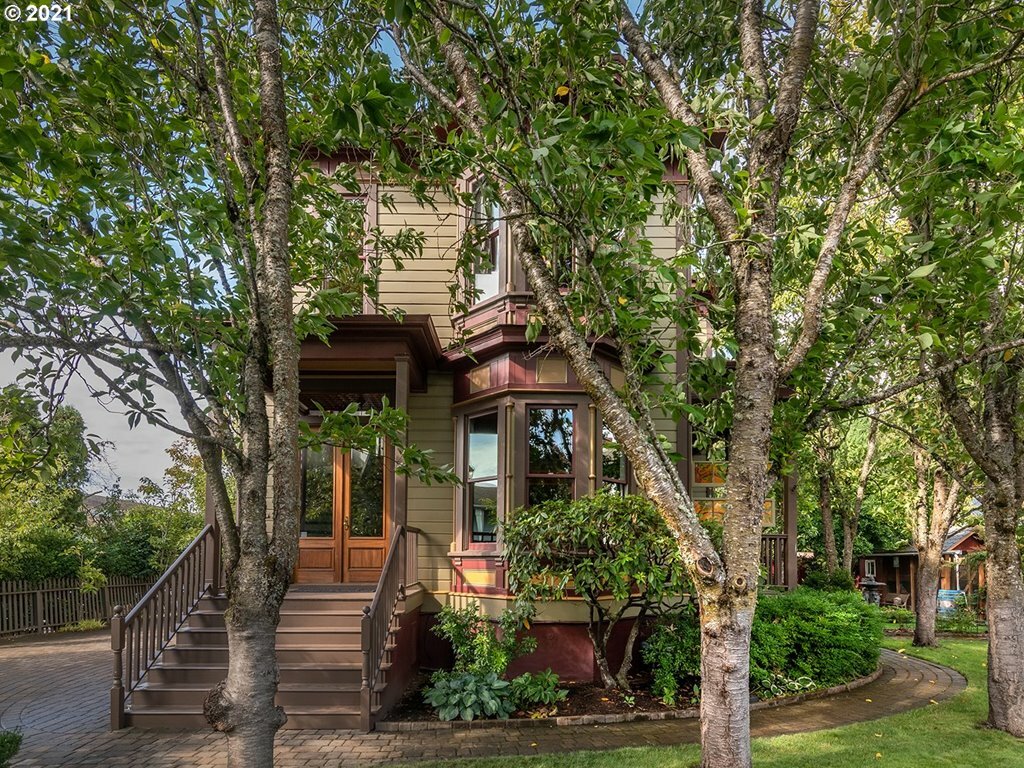 Property Photo: 1233 SE 49th Ave OR 97215