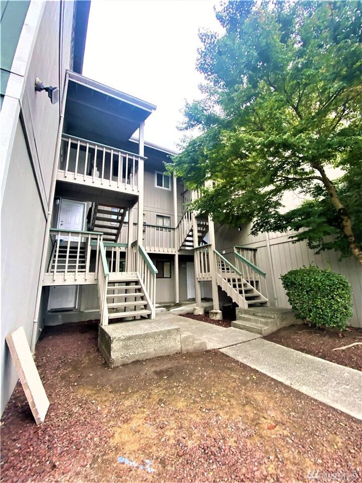 Property Photo:  3428 I St NE C202  WA 98002 