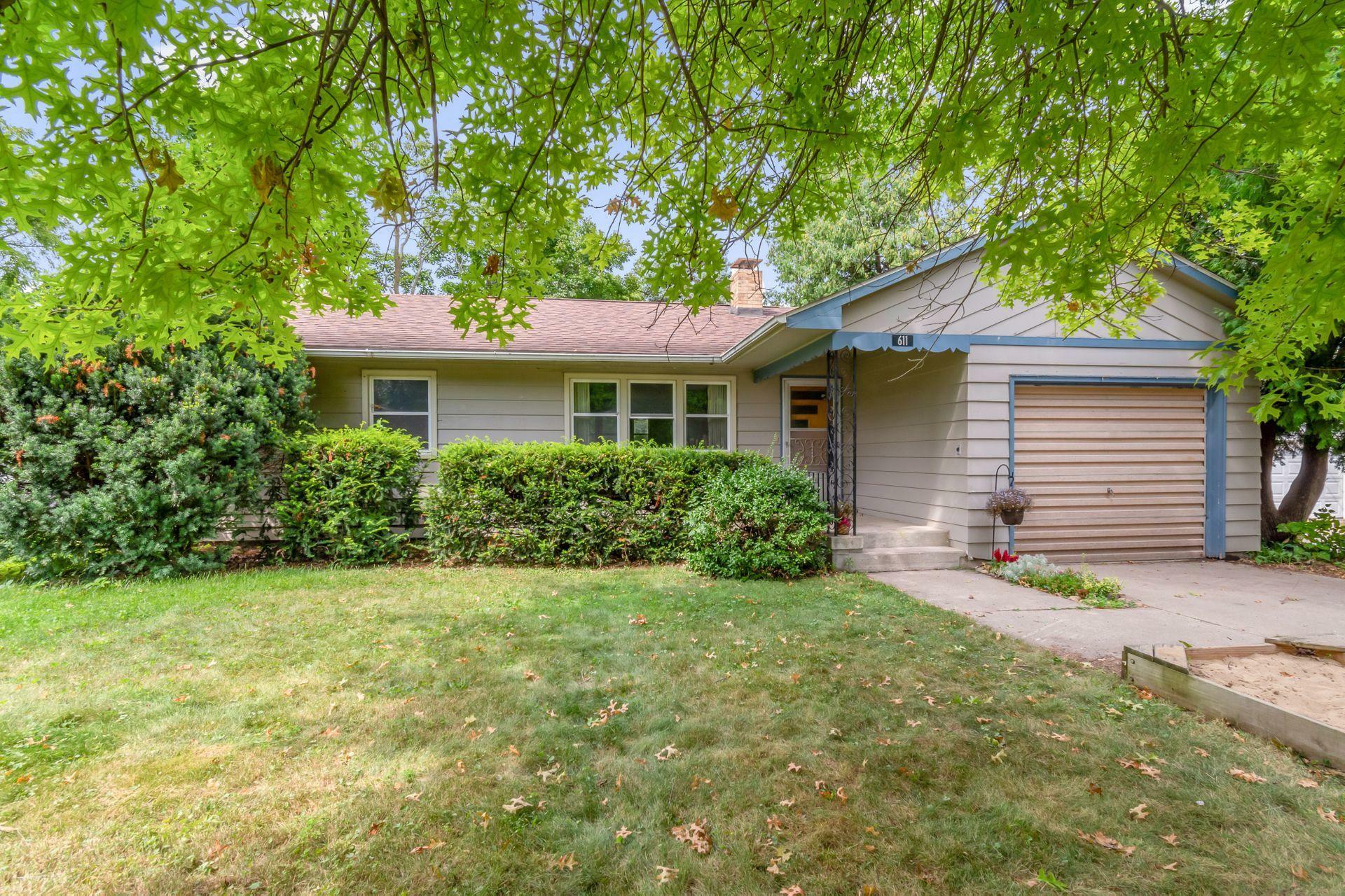 Property Photo:  611 Anderson St  IA 50130 