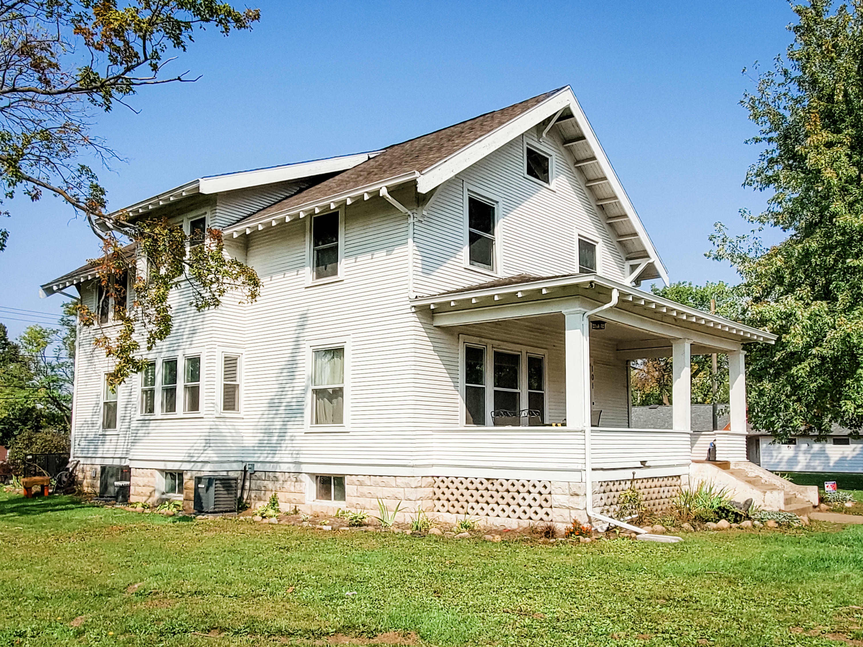 Property Photo:  101 S Vine Street  IA 50236 