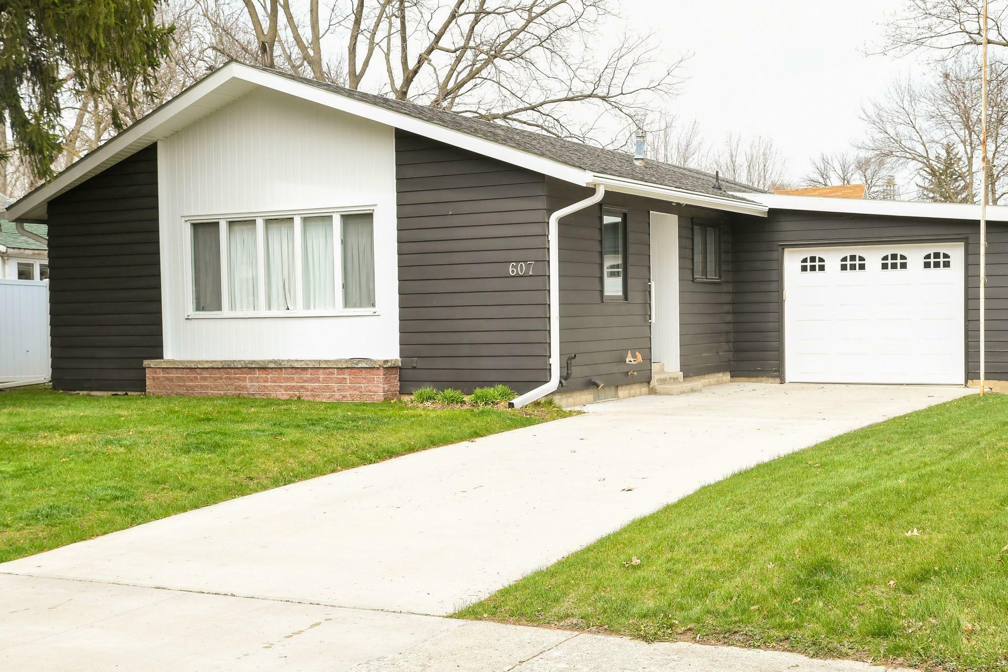 Property Photo:  607 Anderson Street  IA 50130 