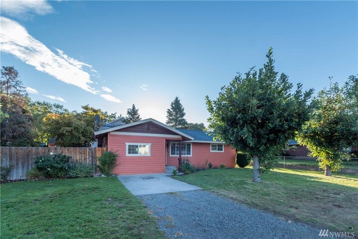 Property Photo:  105 N Iowa Ave  WA 98802 