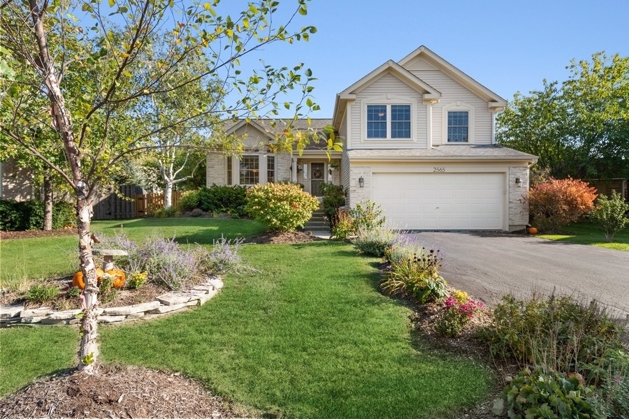 Property Photo: 2565 Bluebell Court IL 60073