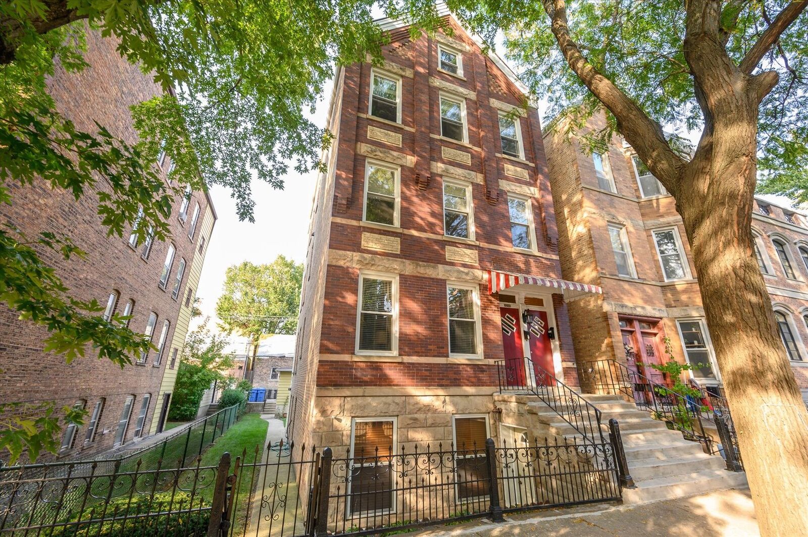 Property Photo:  2218 W Lyndale Street 2  IL 60647 