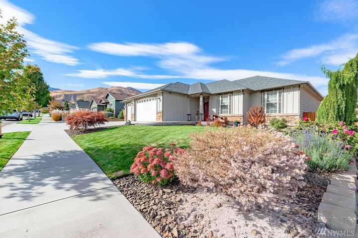Property Photo:  2110 Sage Grouse St  WA 98801 