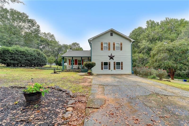 Property Photo:  1516 Country Court  GA 30011 