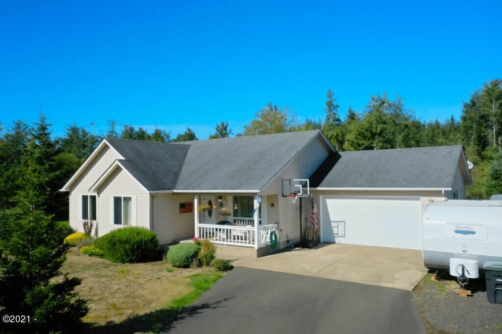 Property Photo:  235 NE Evergreen Lane  OR 97498