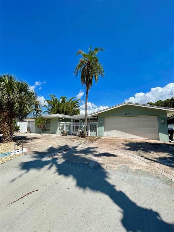 Property Photo:  4315 Royal Palm Drive  FL 34210 