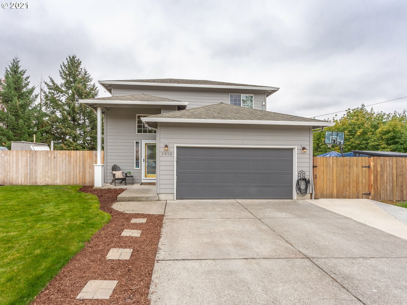 Property Photo:  2010 SW 6th Ave  WA 98607 