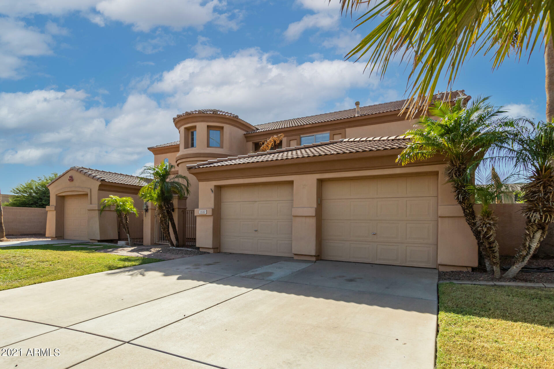 Property Photo:  1520 S Sunnyvale Circle  AZ 85206 